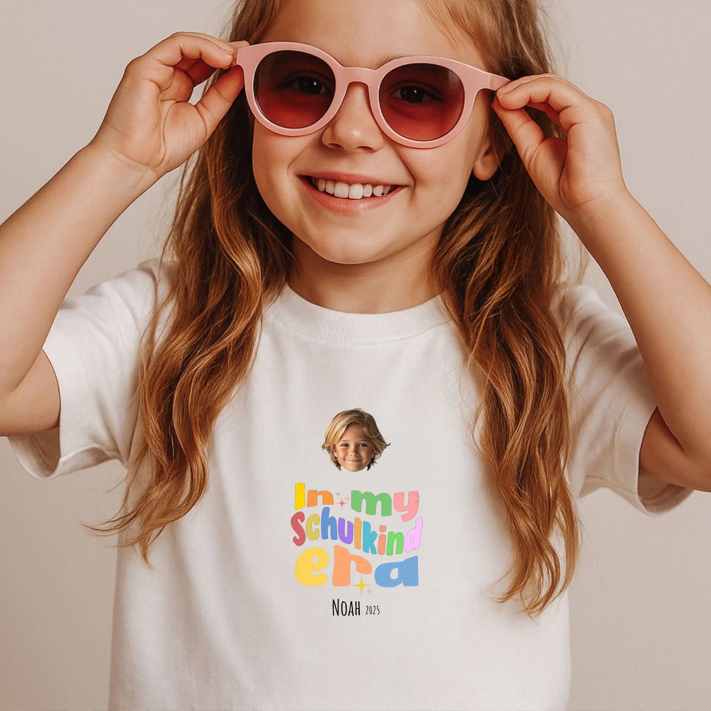 Mädchen Indoor mit Sonnenbrille