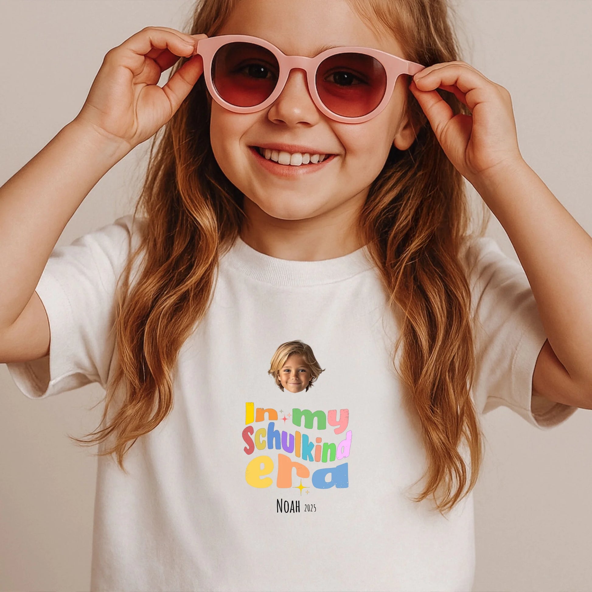 Mädchen Indoor mit Sonnenbrille