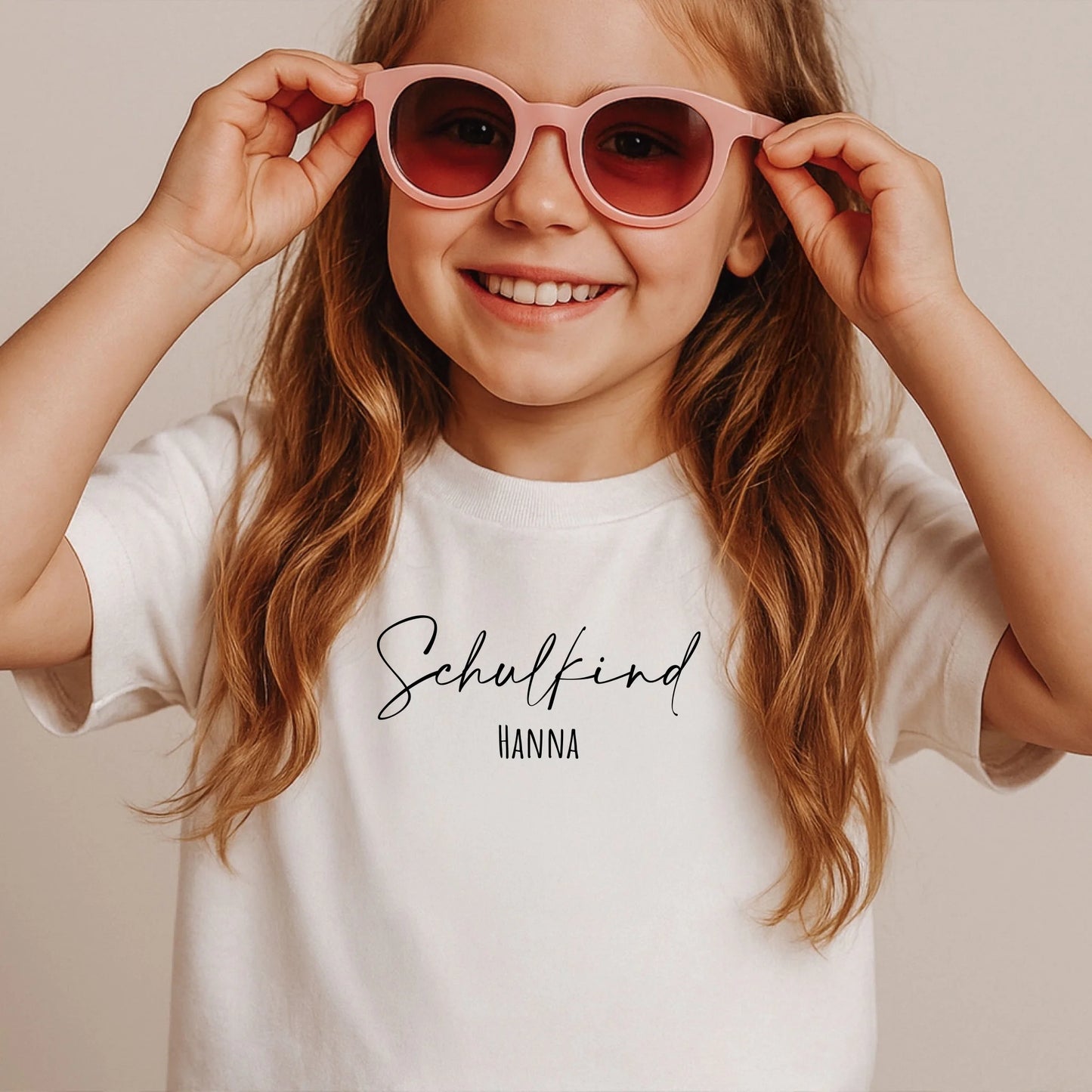 Mädchen Indoor mit Sonnenbrille