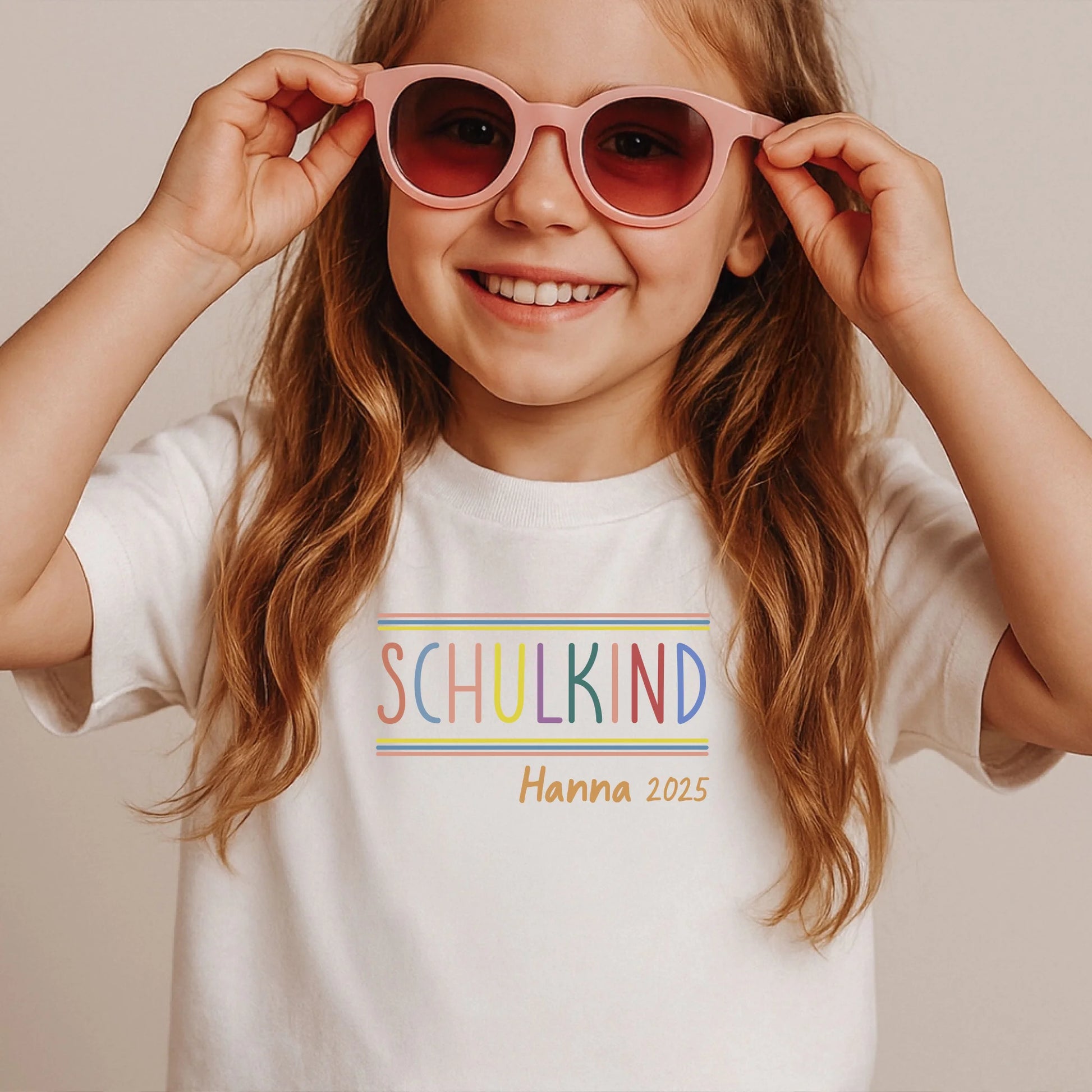 Mädchen Indoor mit Sonnenbrille
