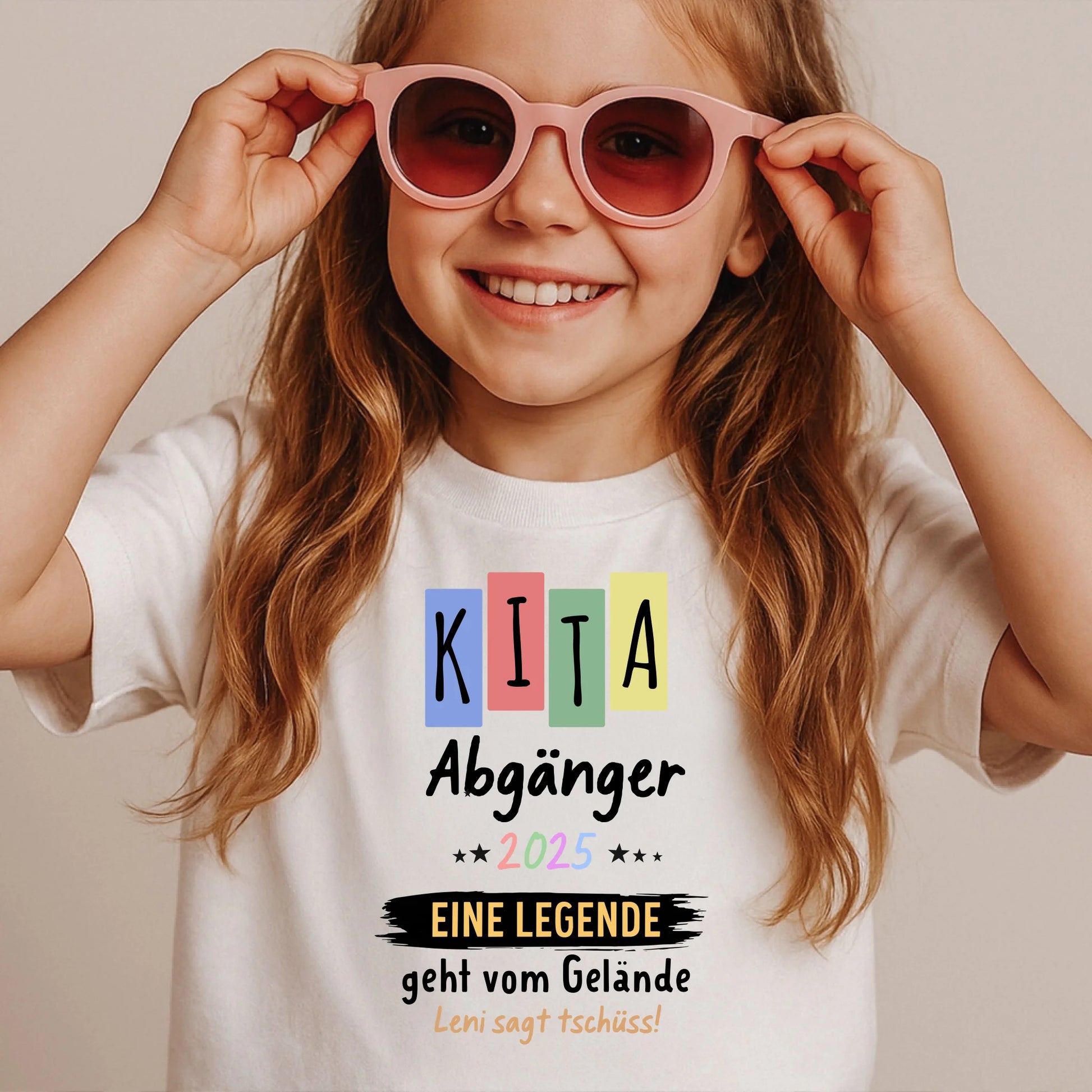 Mädchen Indoor mit Sonnenbrille
