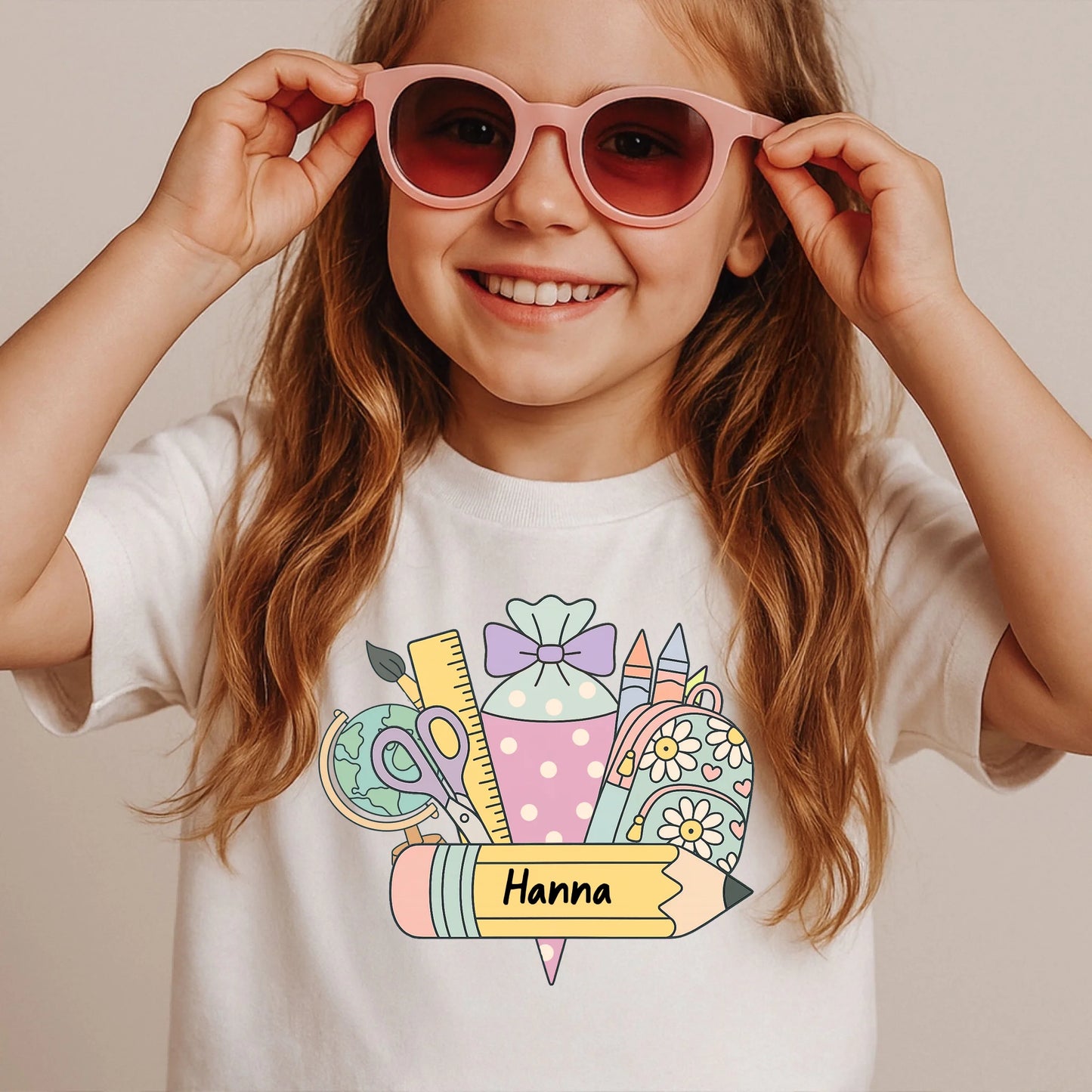 Mädchen Indoor mit Sonnenbrille