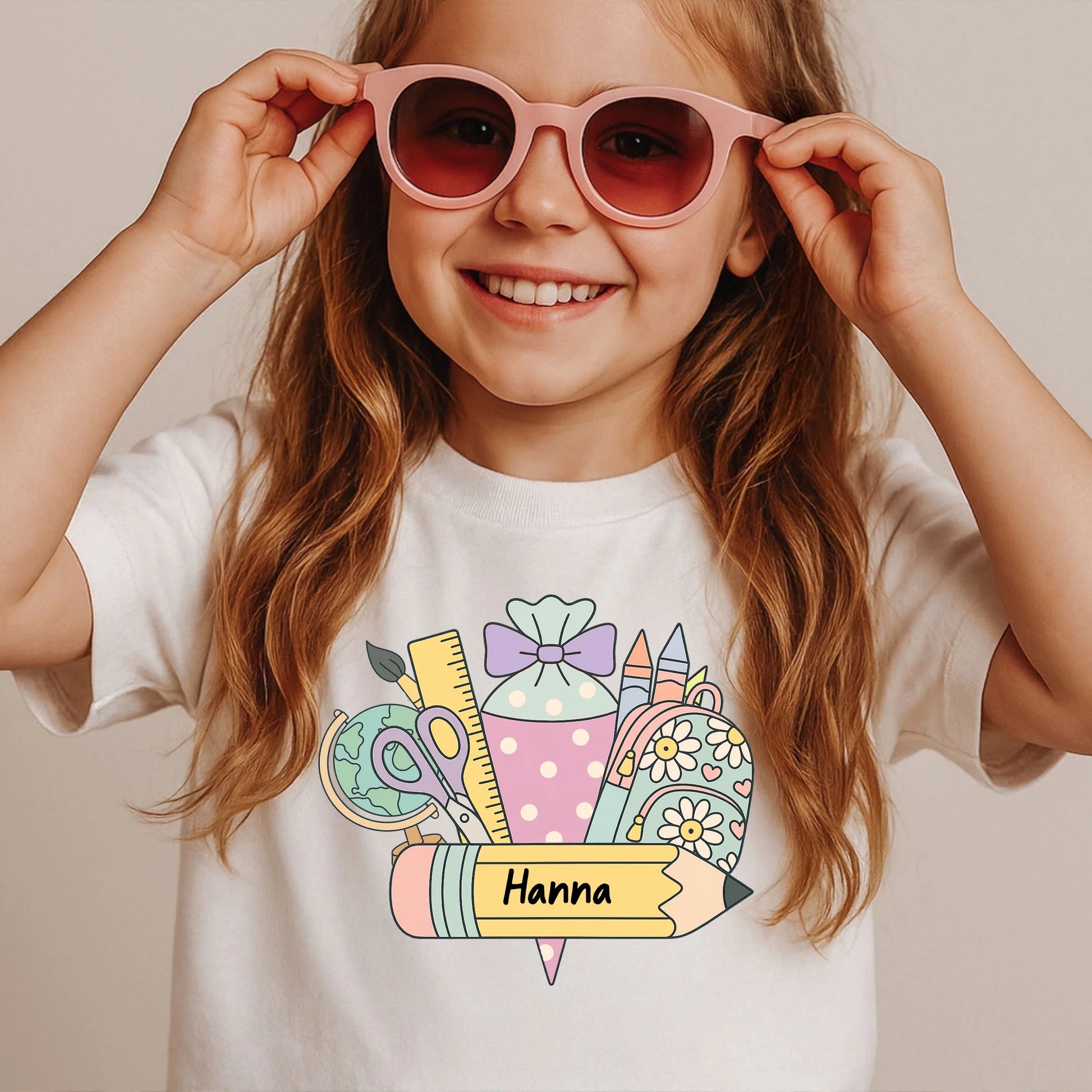 Mädchen Indoor mit Sonnenbrille