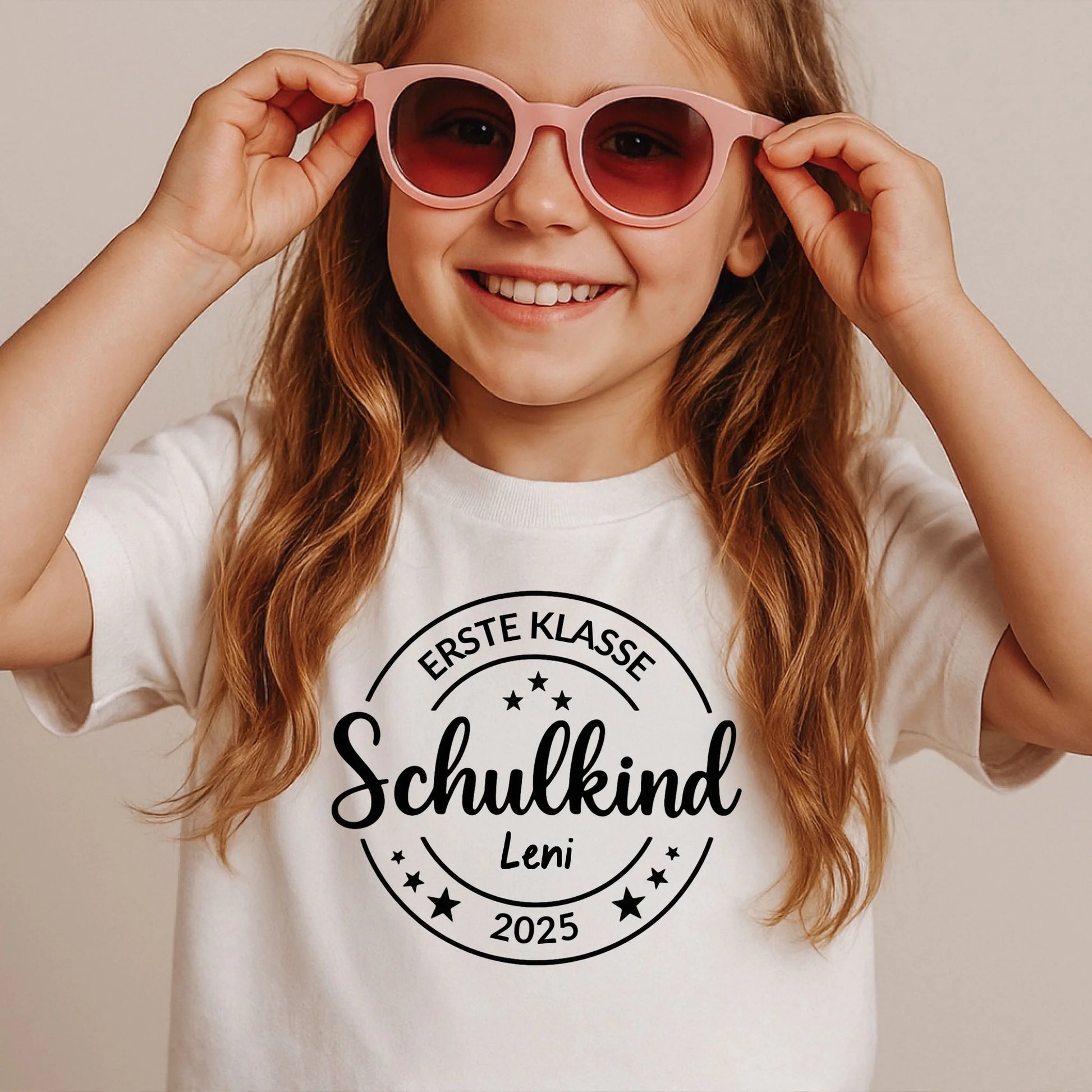 Mädchen Indoor mit Sonnenbrille