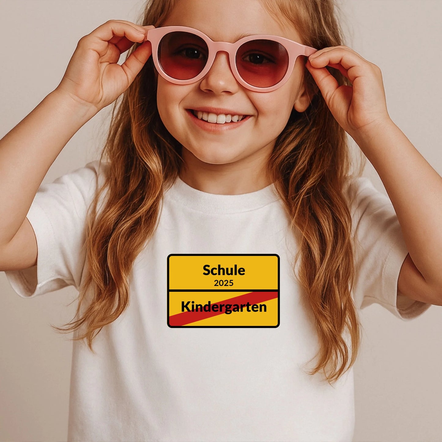 Mädchen Indoor mit Sonnenbrille